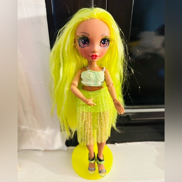 Rainbow High Karma Nichols Neon Yellow Green Fashion Doll MGA Series 2? Outfit - Picture 1 of 3